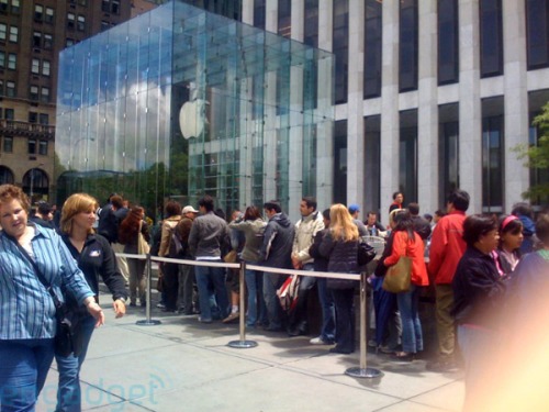 Lines at 5th ave Apple Store